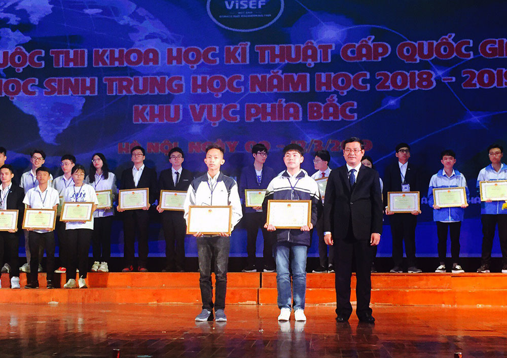 Thứ trưởng Bộ GD&ĐT Nguyễn Văn Phúc trao bằng khen của Bộ GD&ĐT cho 2 học sinh Trường THCS Tân An, TX Quảng Yên.