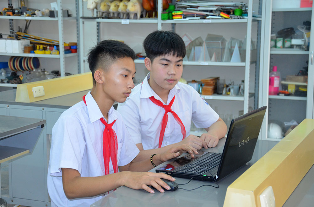 Anh Tài (bên trái) và Đức Hoàn (bên phải) đoạt giải nhất tại Cuộc thi KHKT dành cho học sinh trung học.